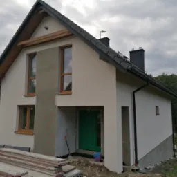 W naszym wykonaniu Elewacja domu jednorodzinnego metodą lekka mokrą