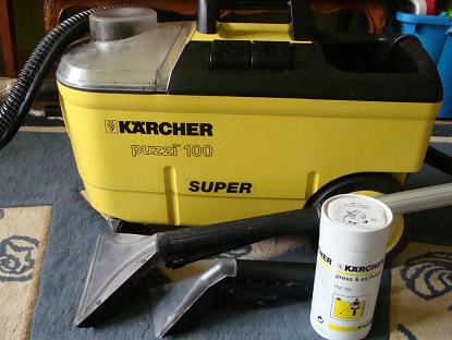 Profesjonalny odkurzacz piorący Kärcher Puzzi 100 Super z akcesoriami, używany do czyszczenia dywanów i tapicerek w Łodzi.
