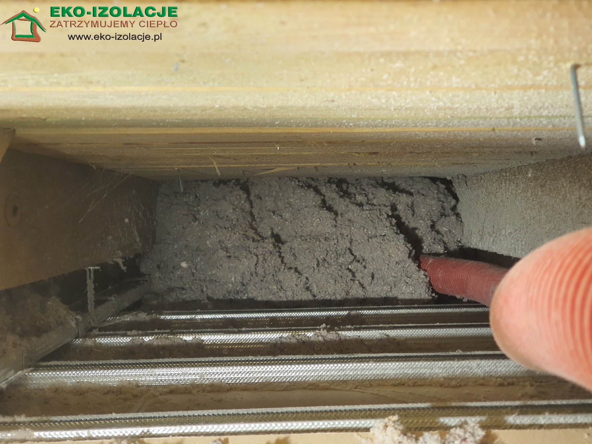 Wypełnienie skosów metodą wdmuchiwania zapewnia brak mostków termicznych