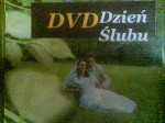 Okładka płyty DVD z napisem 'Dzień Ślubu' i grafiką przedstawiającą parę młodą na zielonym tle. Widoczne niedoskonałości jakości obrazu.
