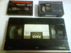 Zestaw kaset wideo VHS, MiniDV i Hi8 leżących na białym tle, gotowych do przegrania na nośnik cyfrowy.