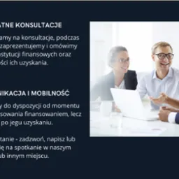 Trzy osoby w biurze, dwie kobiety i mężczyzna, rozmawiają przy biurku z laptopem, uśmiechnięci, w trakcie konsultacji finansowej.