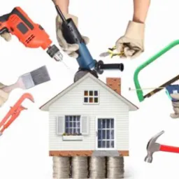 Stylizowany obraz domu otoczonego rękami w rękawicach roboczych trzymającymi różne narzędzia budowlane, dom stoi na stosie monet.