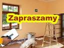 Wnętrze pokoju w trakcie prac wykończeniowych: świeżo pomalowane ściany w odcieniach beżu, drewniane okno, rozstawiona drabina malarska, widoczne narzędzia i materiały budowlane, częściowo...