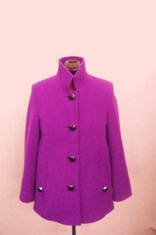 Fioletowy płaszcz damski zapinany na cztery guziki, z wysokim kołnierzem i małymi kieszeniami, prezentowany na manekinie.
