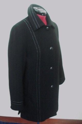 Czarny płaszcz damski z kontrastową stebnówką na kołnierzu i wzdłuż zapięcia, prezentowany na manekinie z czerwonym podkładem pod szyją.