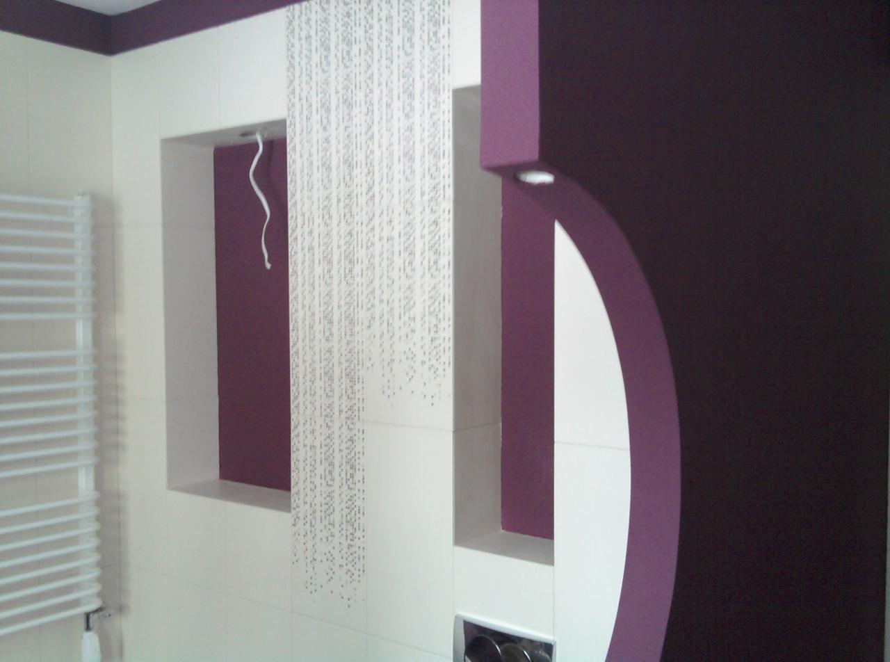 Wykończona łazienka z mozaiką imitującą deszcz, podświetlanymi wnękami w odcieniach fioletu i grzejnikiem drabinkowym.