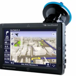 Nawigacja GPS NavRoad z aktualną mapą Warszawy na ekranie, zamontowana na przyssawce, widoczna ulica Jana Pawła II.