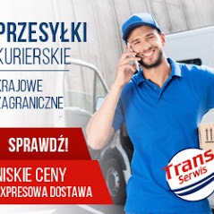 Uśmiechnięty mężczyzna w niebieskiej koszulce rozmawia przez telefon na tle białego samochodu dostawczego z napisem 'Przesyłki Kurierskie Krajowe Zagraniczne' oraz logo firmy Trans Serwis i hasłem...