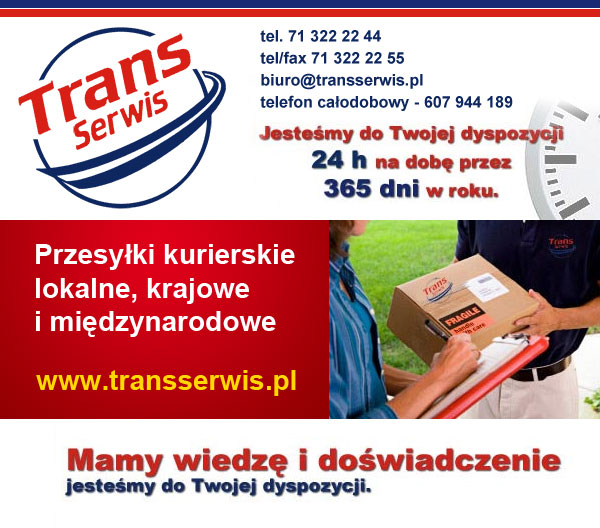 Ujęcie wręczania paczki kurierskiej z logo firmy Trans Serwis, klient podpisuje odbiór na czerwonej podkładce z dokumentami, w tle informacje kontaktowe i oferta przesyłek kurierskich lokalnych...