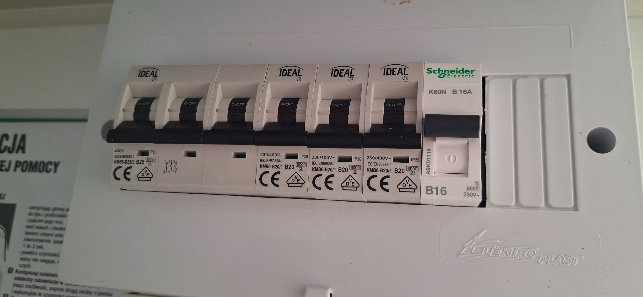 Rozdzielnica elektryczna z wyłącznikami IDEAL i Schneider Electric, widoczne oznaczenia i parametry techniczne. Obudowa ELEKTRO-PLAST.