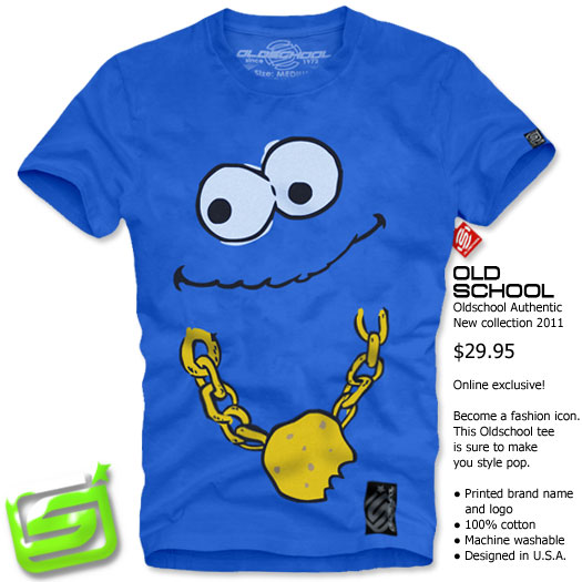 Niebieska koszulka z nadrukiem inspirowanym Ciasteczkowym Potworem z Ulicy Sezamkowej, z kolekcji Oldschool Authentic 2011, z detalami w postaci złotego łańcucha i ciasteczka.