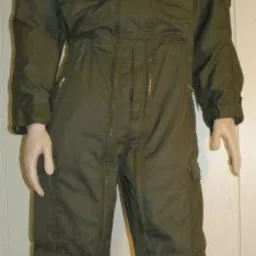 Zielony kombinezon roboczy z kapturem na manekinie, widoczne liczne kieszenie i zamki błyskawiczne.