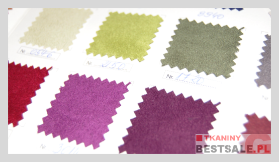 Katalog próbek tkanin w odcieniach beżu, zieleni, szarości, czerwieni i fioletu, z numerami identyfikacyjnymi na białym tle