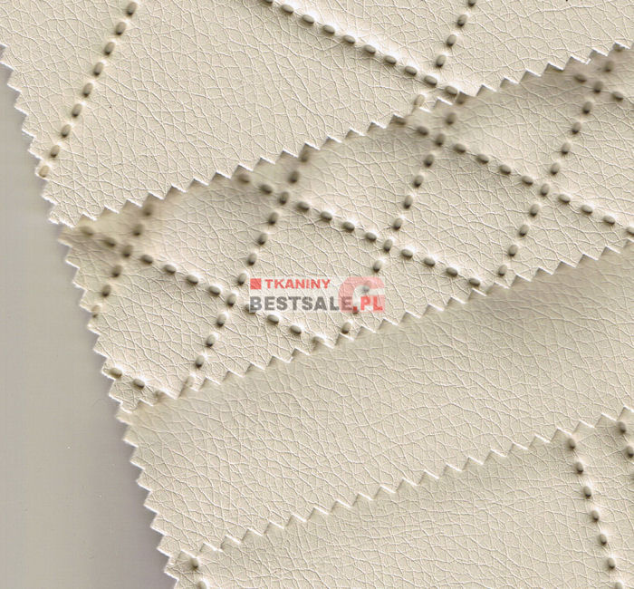 Próbki pikowanej eko skóry w odcieniu kremowym z regularnym wzorem rombów, widoczne drobne przeszycia i tekstura materiału, delikatne cieniowanie na powierzchni.