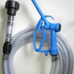 Zestaw do pompowania AdBlue z przezroczystym wężem, niebieskim pistoletem dozującym i czarnymi złączkami, ułożony na jasnym tle.