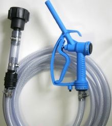 Zestaw do pompowania AdBlue z przezroczystym wężem, niebieskim pistoletem dozującym i czarnymi złączkami, ułożony na jasnym tle.