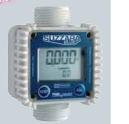 Licznik przepływu AdBlue marki Suzzara Blue z cyfrowym wyświetlaczem, biało-niebieska obudowa z gwintowanymi przyłączami.