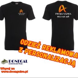 DONEGAL - odzież reklamowa firmowa codzienna & umundurowanie - Czarne koszulki z logo i numerem telefonu, przód i tył, odzież reklamowa z personalizacją Donegal Corporate Wear, widoczne logo firmy na dole.