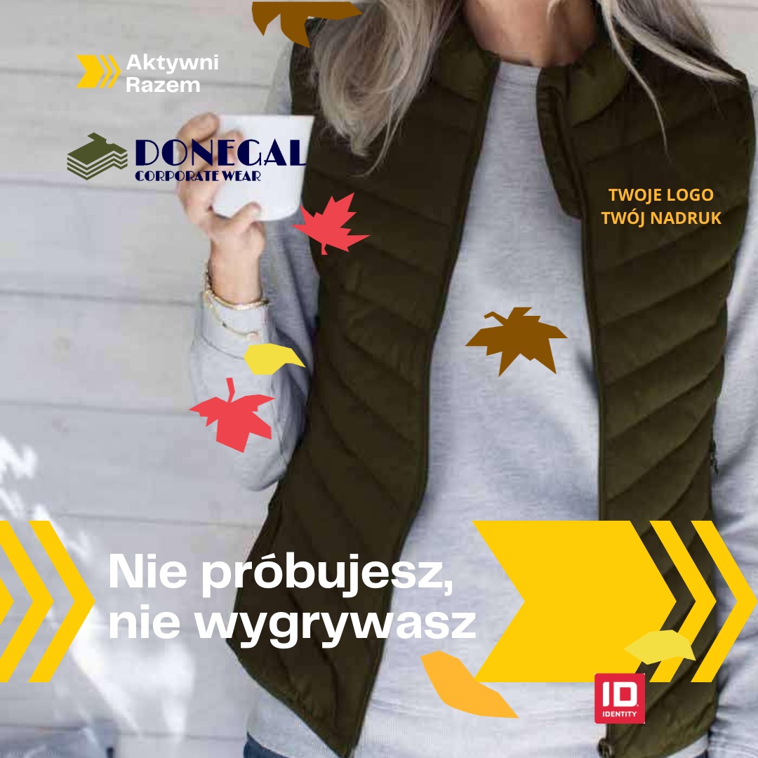 Kobieta w oliwkowej kamizelce z logo firmy i jesiennymi liśćmi, trzymająca biały kubek, z hasłem 'Nie próbujesz, nie wygrywasz' i logotypami marek odzieżowych.
