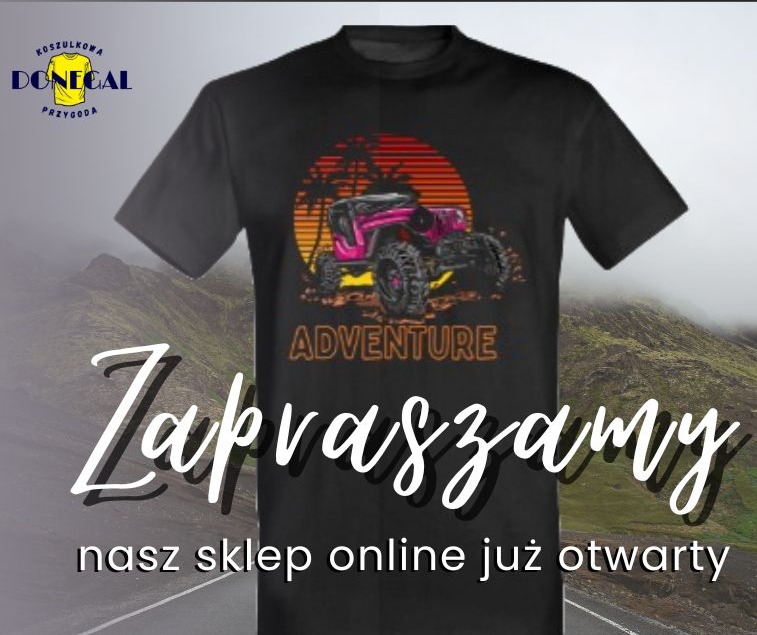 Czarna koszulka z nadrukiem terenowego pojazdu na tle zachodzącego słońca i palm, z napisem 'ADVENTURE'. Promocja sklepu online z odzieżą.