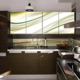 Nowoczesna kuchnia z ciemnobrązowymi szafkami i blatem, ozdobiona abstrakcyjnym motywem graficznym na górnych szafkach, z widocznym zlewozmywakiem, płytą indukcyjną i drobnymi sprzętami kuchennymi.