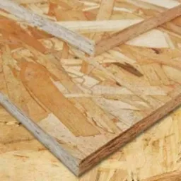 Dwa arkusze płyty OSB ułożone jeden na drugim, ukazujące strukturę zorientowanych wi&oacute;r&oacute;w drzewnych.