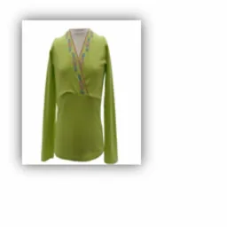 Jasnozielona bluzka damska z długim rękawem, dekolt w serek z kolorową, etniczną aplikacją, prezentowana na manekinie na białym tle.