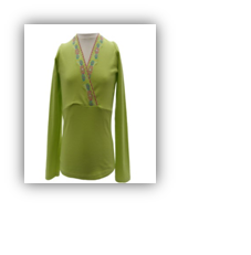 Jasnozielona bluzka damska z długim rękawem, dekolt w serek z kolorową, etniczną aplikacją, prezentowana na manekinie na białym tle.