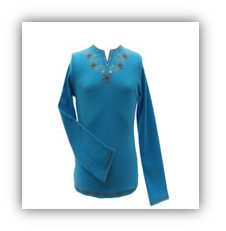 Turkusowa bluzka z długim rękawem i delikatnym haftem kwiatowym wokół dekoltu, prezentowana na białym tle.