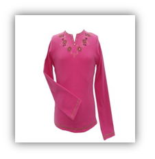 Różowa bluzka z długim rękawem, zdobiona haftem kwiatowym wokół dekoltu i na mankietach, leżąca na białym tle.