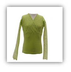 Jasnozielona bluzka z koronkowymi wstawkami i długimi, prześwitującymi rękawami, zapinana kopertowo, prezentowana na manekinie na białym tle.