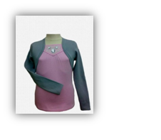 Bluzka w odcieniach różu z dekoracyjnym elementem na dekolcie, nałożona na manekin, uzupełniona krótkim, szarym bolerkiem z długimi rękawami.