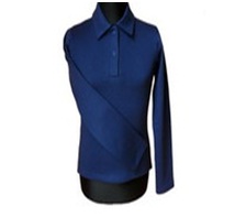 Granatowa bluzka typu polo z długim rękawem, zapinana na dwa guziki, prezentowana na czarnym manekinie na białym tle.