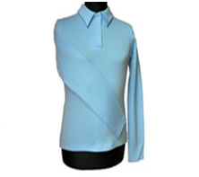 Jasnoniebieska bluzka typu polo z długim rękawem na manekinie, widok z przodu, na jednolitym, jasnym tle.