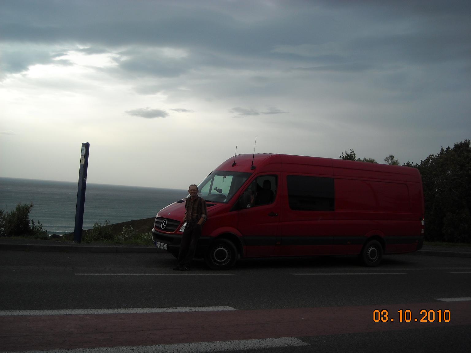Transport krajowy i zagraniczny osób i towarów.