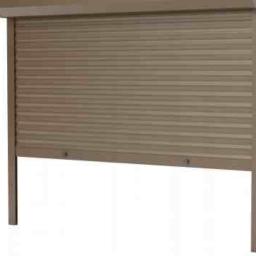 Daniel Jasic - Zamknięta zewnętrzna roleta okienna w kolorze beżowym, widok z przodu na jasnym tle.