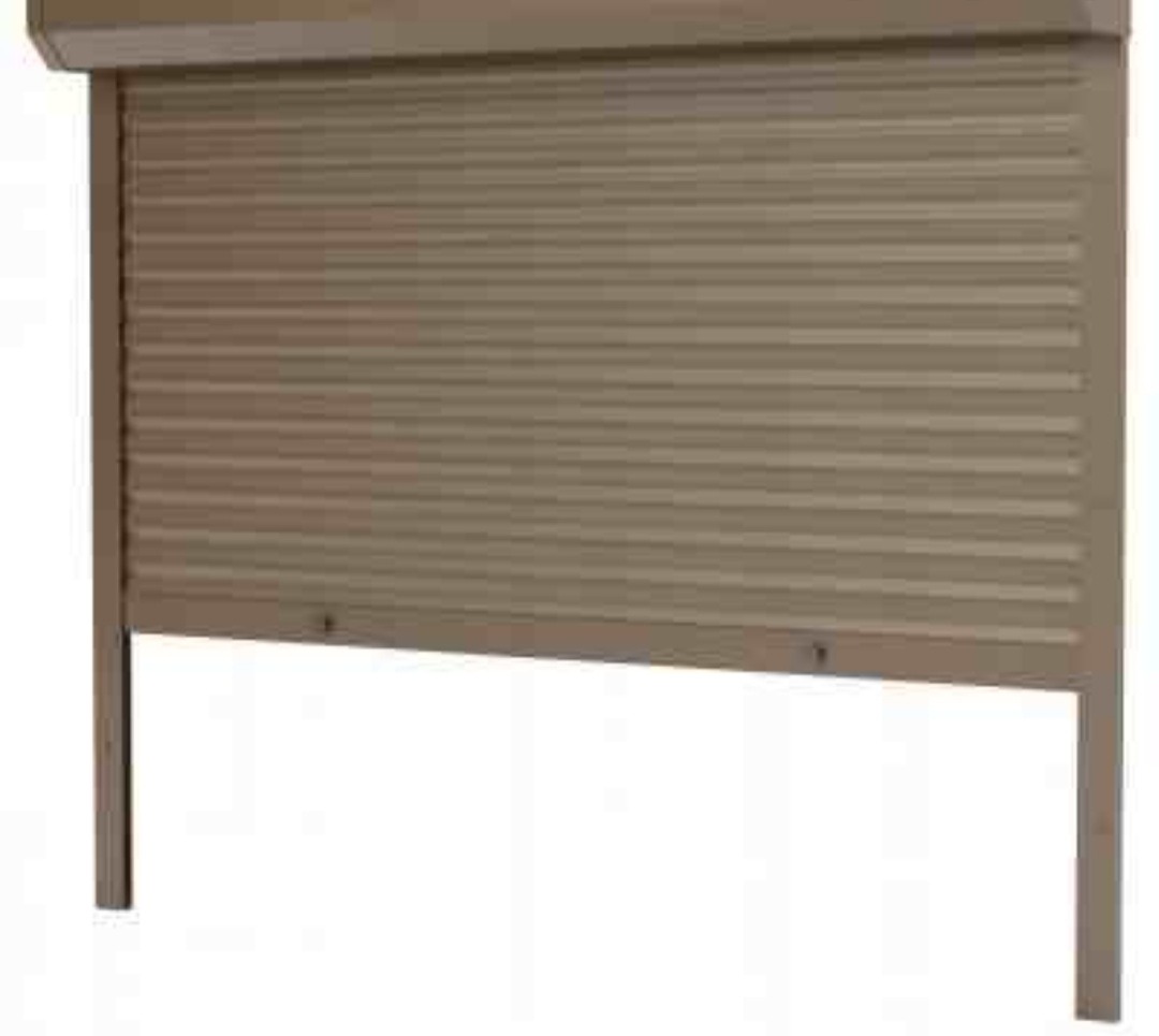 Zamknięta zewnętrzna roleta okienna w kolorze beżowym, widok z przodu na jasnym tle.