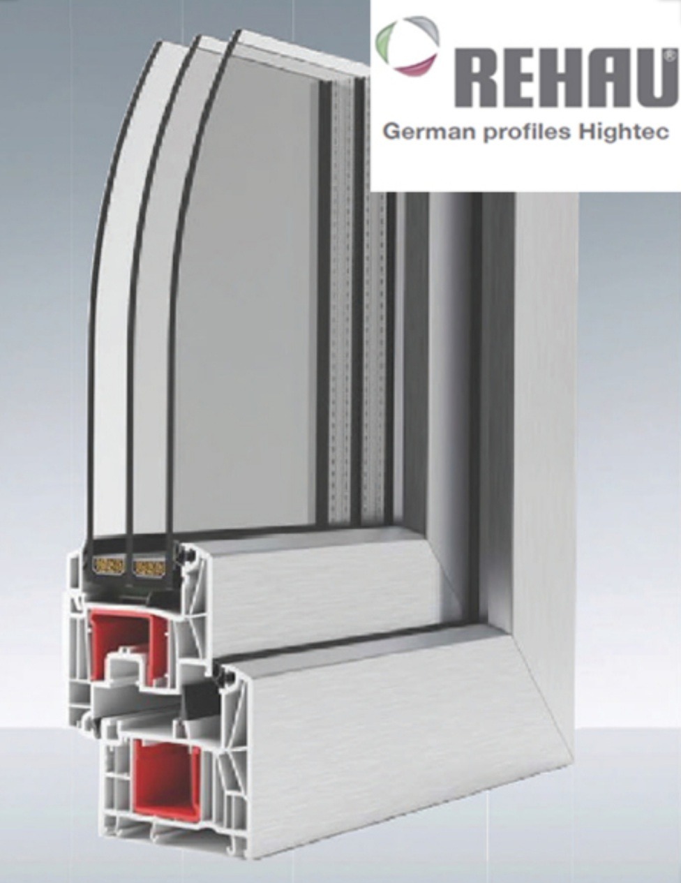 Przekrój okna PCV marki Rehau, prezentujący budowę profilu i szyb zespolonych z widocznym logo producenta w prawym górnym rogu.