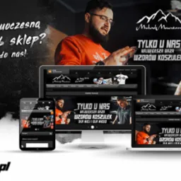 Prezentacja responsywnej strony internetowej na urządzeniach: smartfonie, tablecie i laptopie. Widoczni dwaj mężczyźni, jeden w pomarańczowej bluzie, drugi w szarej koszulce polo z logo firmy...