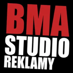 Logo BMA Studio Reklamy z czerwonym napisem BMA nad białym napisem STUDIO REKLAMY na czarnym tle.