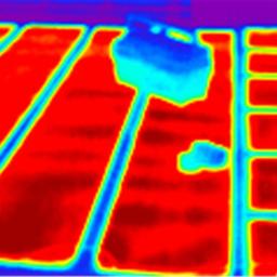 AZ TERMO-EFEKT Termowizja,folia grzewcza na podczerwień - Termowizyjne zdjęcie podłogowego ogrzewania, ukazujące rozkład temperatur na powierzchni paneli, z widoczną skrzynką rozdzielczą i legendą temperatury w stopniach Celsjusza po prawej stronie.