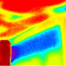 Termowizja sufitu i ściany z widocznymi mostkami termicznymi oznaczonymi kolorami od czerwonego (najcieplejszy) do niebieskiego (najzimniejszy) z legendą temperatury po prawej stronie.