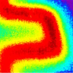 AZ TERMO-EFEKT Termowizja,folia grzewcza na podczerwień - Termowizyjne zdjęcie maty grzewczej w kształcie litery S, z zaznaczonym zakresem temperatur od 21.3 do 25.6 stopni Celsjusza.