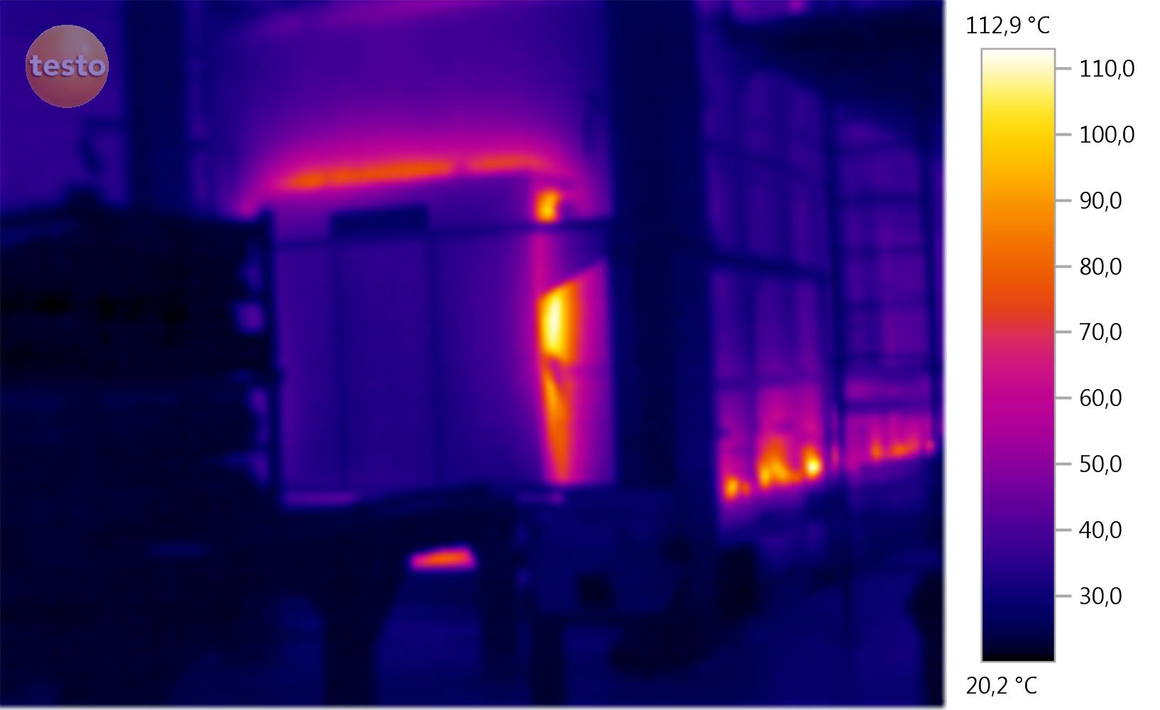 Obraz termowizyjny okna z widocznymi stratami ciepła, skala temperatur po prawej stronie, logo Testo w lewym górnym rogu.