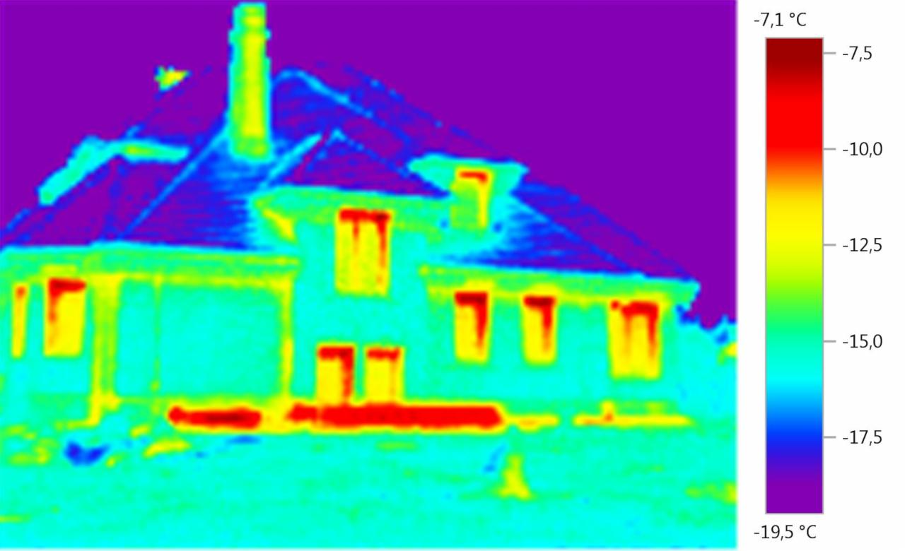 Termowizyjne zdjęcie domu jednorodzinnego wskazujące na straty ciepła przez okna i dach, z paletą barw oznaczającą temperaturę w stopniach Celsjusza.