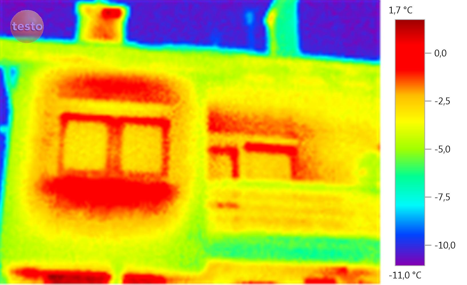 Termowizyjny obraz okien budynku, z paletą barw wskazującą temperaturę, od czerwieni (ciepło) do fioletu (zimno), z logo Testo w lewym górnym rogu.