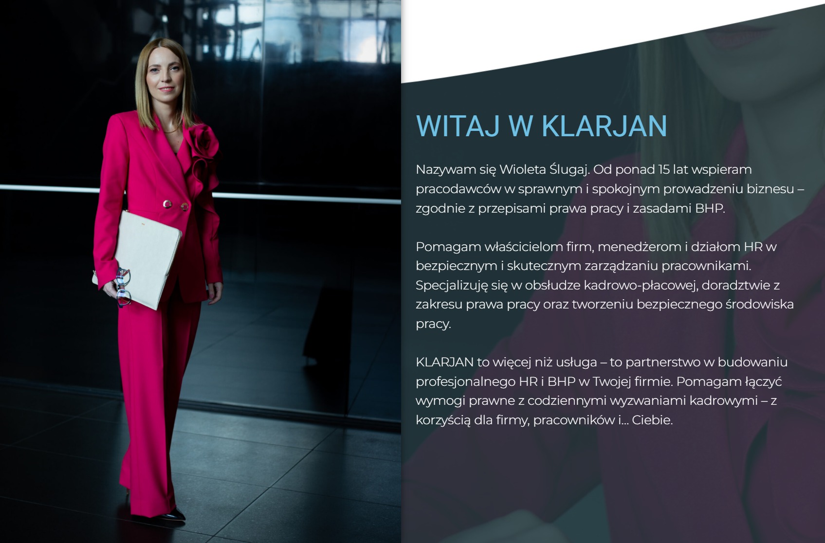 Profesjonalny portret kobiety w fuksjowym garniturze, trzymającej biały notatnik i okulary. Tło biurowe, nowoczesne. Usługi kadrowe i BHP.