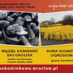 Ujęcie reklamowe składu opału prezentujące stos drewna opałowego, węgiel kamienny na szufli oraz worki z korą sosnową na tle budynku.