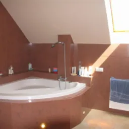 Wykończona łazienka na poddaszu z narożną wanną, brązowymi płytkami i oknem dachowym wpadającym w kadr.